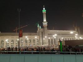 la meca, saudi arabia, abril 2023 - un hermosa ver de peregrinos, alto edificios y luces a noche en el exterior la carretera en masjid al haram, la meca. foto