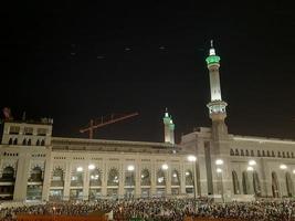 la meca, saudi arabia, abril 2023 - un hermosa ver de peregrinos, alto edificios y luces a noche en el exterior la carretera en masjid al haram, la meca. foto