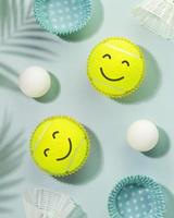 amarillo tenis pelotas con sonrisa caras, mesa tenis pelotas y volantes foto