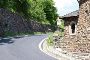 la carretera alrededor un antiguo Iglesia foto