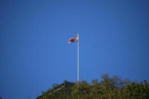 medieval bandera ondulación encima un turista Mancha foto