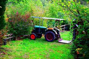 antiguo tractor en otoño bosque foto