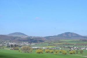 volcán colinas en el eifel durante primavera foto