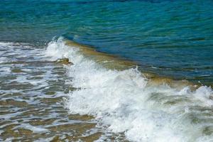 olas en un mar apuntalar foto