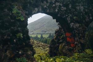 aqueduto hacer carvao en sao miguel, el azores foto