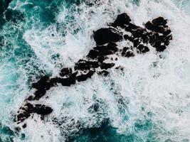 zumbido ver de olas a porto Moniz en Madeira, Portugal foto