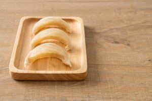 nido de pájaro comestible fresco o nido de golondrina materia prima cocina comida cara para una salud saludable foto