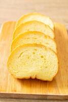 Pan de patatas en rodajas sobre tablero de madera foto