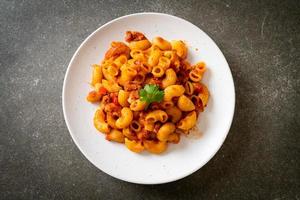 macarrones con salsa de tomate y carne de cerdo picada foto