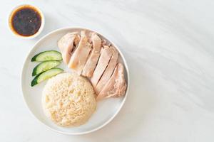 arroz con pollo hainanés o arroz al vapor con sopa de pollo foto