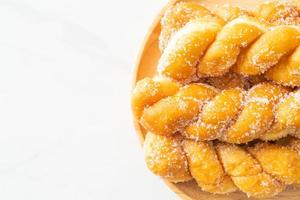 rosquilla de azúcar en forma de espiral foto