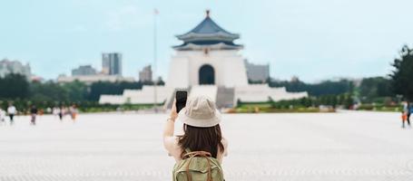 mujer viajero visitando en Taiwán, turista tomando foto y Turismo en nacional chiang kai shek monumento o salón libertad cuadrado, taipei ciudad. punto de referencia y popular atracciones Asia viaje concepto