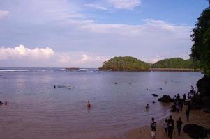 malang, Indonesia, 2022 - balekambang playa ver con un montón de turistas foto