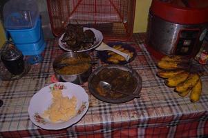 griego, Indonesia, julio 2022 - ver de comida en un sencillo comida mesa foto