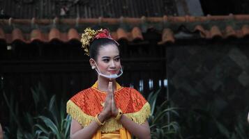 javanés tradicional bailarín, bailando batik danza foto