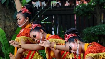 javanés tradicional bailarín, bailando batik danza foto