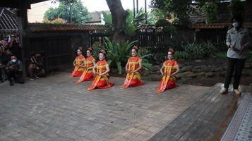 javanés tradicional bailarín, bailando batik danza foto