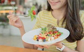 dieta, haciendo dieta hermosa mujer comer ensalada para peso pérdida, delgado, bueno salud. hembra disfrutar con nutrición, Almendras, palta, Tomates, orgánico vegetal. nutricionista sano alimento. ceto, vegetariano foto