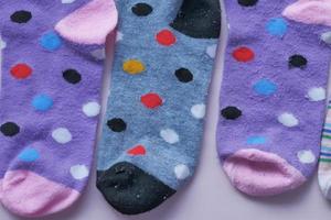 calcetines multicolores para niños en la mesa foto