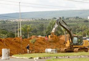 brasilia, Brasil abril 14, 2023 alcantarilla y agua tubería siendo puesto en el noroeste barrio de brasilia foto