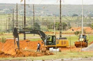 brasilia, Brasil abril 14, 2023 alcantarilla y agua tubería siendo puesto en el noroeste barrio de brasilia foto