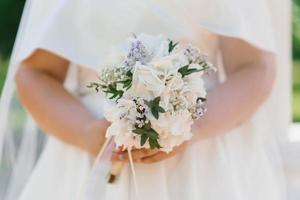 delicado Boda ramo de flores con blanco hortensia en el manos de el novia foto