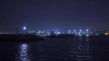 Visão do a mar cais às noite tempo. Visão do a mar cais às noite tempo. passageiro navios. video