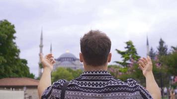 Orando musulmán juventud. musulmán joven hombre Orando a Alá en hagia Sofía en Estanbul. video