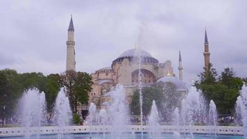 hagia Sophia mosquée et visiteurs. le vue de le historiquement important hagia Sophia dans Istanbul et le gens qui viens à visite hagia sophie. video