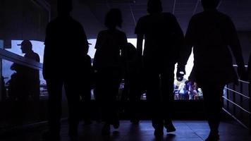 People silhouettes walking. People walking outdoors. video