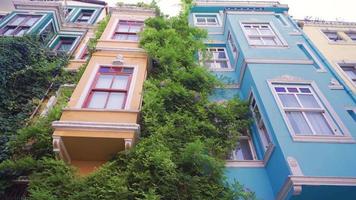 Balat colorida casas. 500 anos de idade histórico colorida casas estão localizado dentro Istambul Balat distrito. video