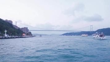 Visão do a bósforo Visão do Istambul a partir de a mar. Visão do a ponte, castelo e navios dentro a bósforo. Istambul cidade do peru. video