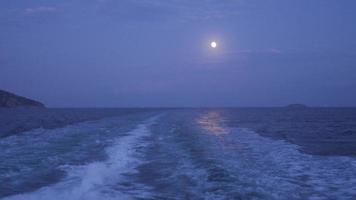 Nacht voll Mond und Meer. Mond und Seelandschaft beim Nacht im das Bild genommen von das Schiff. video