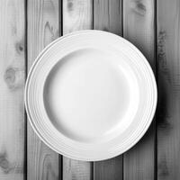 un vacío plato en un blanco de madera mesa. parte superior ver de blanco cerámico plato en blanco de madera. generativo ai. foto