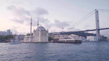 Estanbul puente y mezquita ver desde el mar. general ver de el histórico mezquita situado en el puente y línea costera desde el mar. video