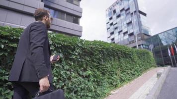 homme d'affaire marche. homme d'affaire en marchant sur moderne ville rue est occupé. video