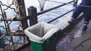 naar nemen de belang van marinier vervuiling. schoonmaak personeel verzamelen de vuilnis dat mensen Gooi in de zee en voorkomen zee vervuiling. video