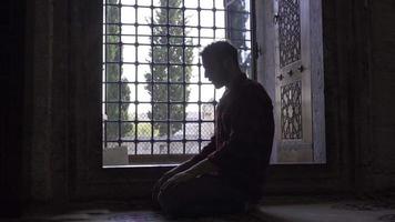 Muslim beten im Moschee. das jung Mann ist durchführen seine Anbetung im das Moschee. video