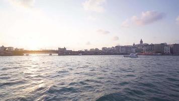 Jeune homme embarquement le traversier. Jeune homme en train de regarder le mer vue de le traversier. video