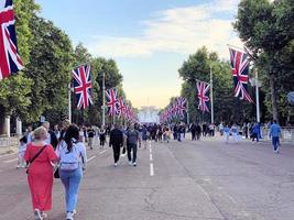 Londres en el Reino Unido en junio 2022. personas celebrando el reinas platino aniversario foto