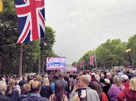 Londres en el Reino Unido en junio 2022. personas celebrando el reinas platino aniversario foto