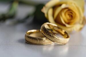 dos Boda anillos hecho de oro en un ligero superficie con algunos rosas creado con generativo ai tecnología. foto