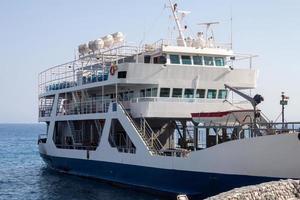 grande yate en el Puerto en tropical isla, concepto de libertad y vacaciones foto