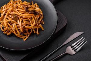 delicioso tallarines o udon con hongos, sal, especias y hierbas foto