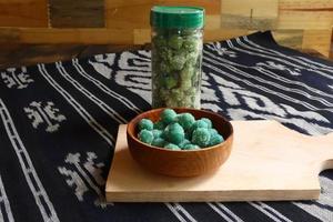 tradicional medicinal preparativos hecho desde eucalipto petróleo hojas foto