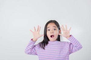 imagen de asiático niño posando en blanco antecedentes foto