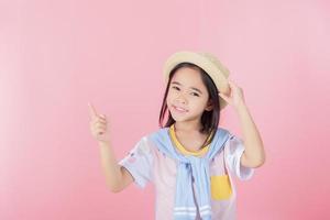 imagen de asiático niño posando en rosado antecedentes foto