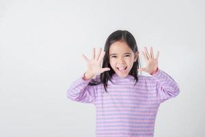 imagen de asiático niño posando en blanco antecedentes foto