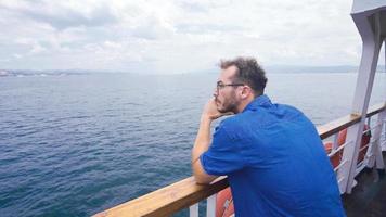 gefrustreerd depressief Mens Aan bord. jong Mens op reis Aan de schip. video