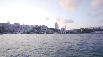 Moschee und Stadt Aussicht von das Meer. Istanbul. ein Aussicht von das Bosporus im Istanbul, Truthahn. Moscheen und Gebäude sind sichtbar. video